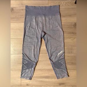 VS PINK Seamless Crop Workout Leggings